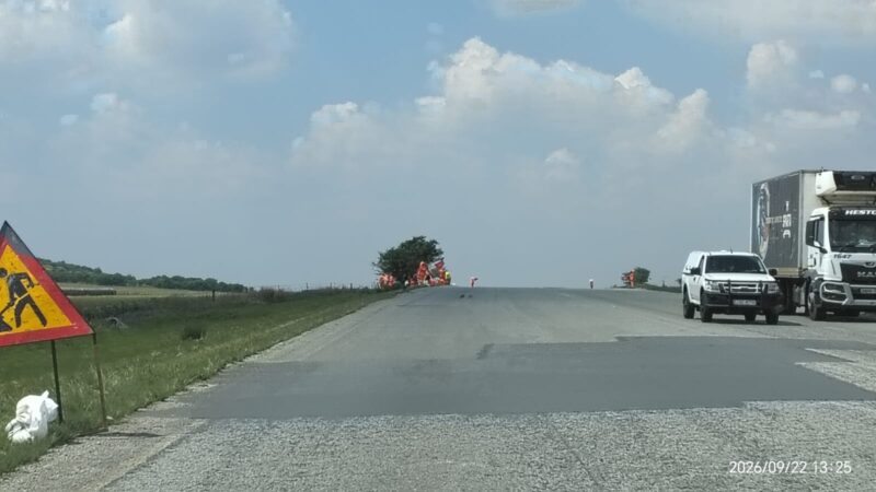 Die R59 tussen Parys en die N1 waar daar tans gewerk word om slaggate te herstel. Foto: Brendan Olivier. 