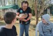 Marisa Louw vertel die leerders hoe daar na die voëls omgesien word in die sorg van Parys WADER. Foto: Verskaf