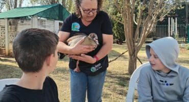 Marisa Louw vertel die leerders hoe daar na die voëls omgesien word in die sorg van Parys WADER. Foto: Verskaf