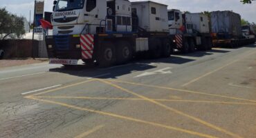 Op slakkepas deur Parys se hoofstraat. Foto: Danie Venter.