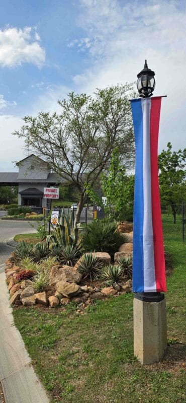 Die Parys Golf & Country Estate ingang kleurvol getooi vir die Vrystaatse Parys se 150-jaar viering. Foto: Liezl Scheepers