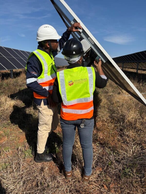 Katlego Noge with site manager Brenda Sidaki. Photo supplied by Damlaagte Solar.