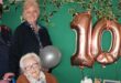Jeanine Meyer en suster Louise Odendaal saam met Mary Coetzee. Foto: Liezl Scheepers