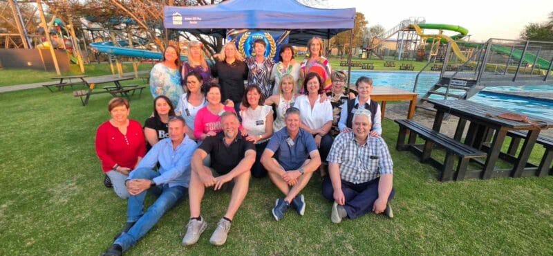Van die 1986 matrieks van Hoërskool Parys wat ná 40 jaar weer saamgekuier het. Foto: Liezl Scheepers.