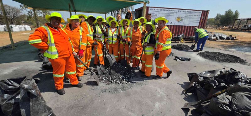 Die span wat deel is van die opleidingsprogram waar hul besig is met die vervaardiging van waterbasis asphalt. Foto: Liezl Scheepers