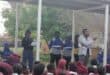 Sprekers gesels met leerders by die Boiphihlelo Sekondêre Skool. Foto: SAPD Kommunikasiedienste