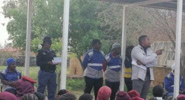 Sprekers gesels met leerders by die Boiphihlelo Sekondêre Skool. Foto: SAPD Kommunikasiedienste
