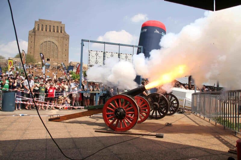 Die replika-kanon Grietjie en Susanna het deelgeneem aan die historiese landwye kanonkettingskoot. (Foto: Niël Langner)