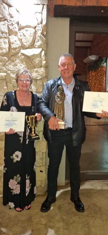 Sanette Boonzaier en VVA Parys se voorsitter, André Wesseloo, met die toekennings wat aan VVA Parys en aan Sanette oorhandig is. Foto: Verskaf