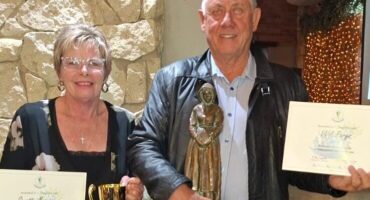 Sanette Boonzaier en VVA Parys se voorsitter, André Wesseloo, met die toekennings wat aan VVA Parys en aan Sanette oorhandig is. Foto: Verskaf