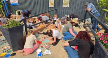 'n Kleurvolle gesig met kunstenaarshandjies hard aan die werk voor Parys Mega Mica. Foto: LIezl Scheepers