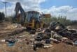 Van bande tot leë aartappelsakke is die afgelope weke op die terrein langs die Vredefort munisipale stortingsterrein onwettig gestort. Foto: Verskaf
