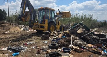 Van bande tot leë aartappelsakke is die afgelope weke op die terrein langs die Vredefort munisipale stortingsterrein onwettig gestort. Foto: Verskaf