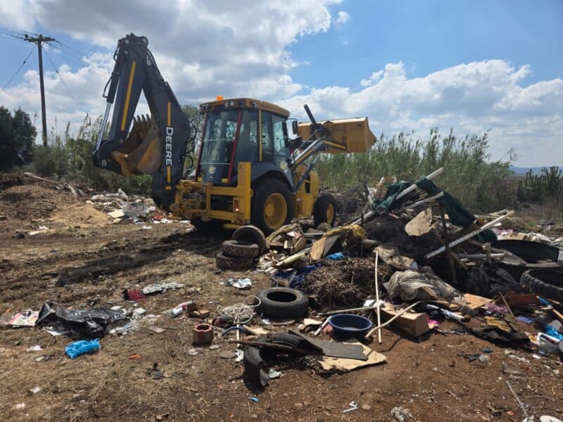 Van bande tot leë aartappelsakke is die afgelope weke op die terrein langs die Vredefort munisipale stortingsterrein onwettig gestort. Foto: Verskaf