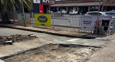 Herstelwerk word tans gedoen aan gate in Parys se hoofstraat. Foto: Verskaf