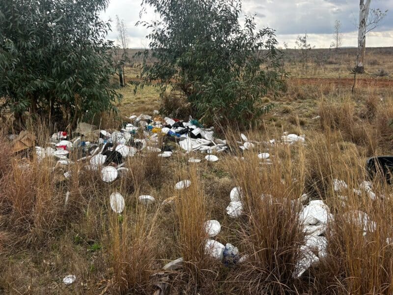 Onwettige storting langs die R59. Foto: Verskaf