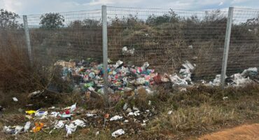 Al meer onwettige vullisstorting word gesien nadat die Vredefort vullisstortingsterrein permanent gesluit is. Foto: Verskaf