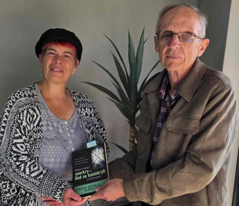 Theresa Poolman ontvang haar boekprys van prof. Marius Nel. Foto: Liezl Scheepers