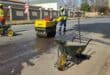 Die span wat deel is van die opleidingsprogram waar hul besig is met die vervaardiging van waterbasis asphalt. Foto: Liezl Scheepers