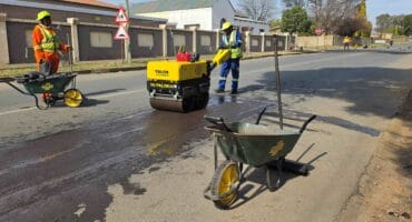Die span wat deel is van die opleidingsprogram waar hul besig is met die vervaardiging van waterbasis asphalt. Foto: Liezl Scheepers