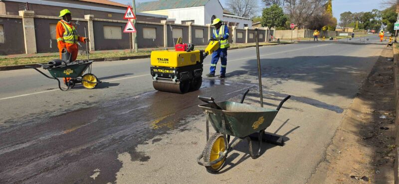 Die span wat deel is van die opleidingsprogram waar hul besig is met die vervaardiging van waterbasis asphalt. Foto: Liezl Scheepers