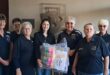 Van links is Jurina Els, Delmarda Sinclair Swart, Susie Meyer, juffrou Marissa Strauss, Matty Last, Corlia Lourens en Lida du Plessis, met die oorhandiging by Primêre Skool Parys. Foto: Verskaf