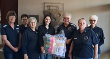 Van links is Jurina Els, Delmarda Sinclair Swart, Susie Meyer, juffrou Marissa Strauss, Matty Last, Corlia Lourens en Lida du Plessis, met die oorhandiging by Primêre Skool Parys. Foto: Verskaf