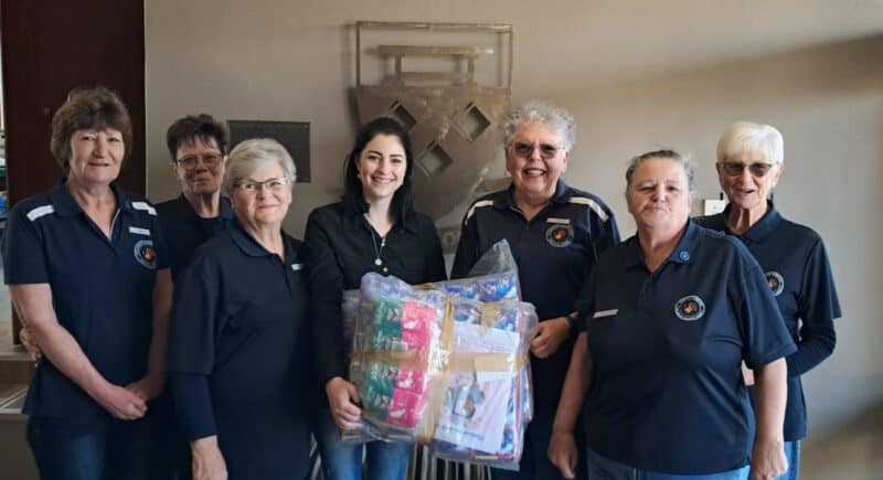 Van links is Jurina Els, Delmarda Sinclair Swart, Susie Meyer, juffrou Marissa Strauss, Matty Last, Corlia Lourens en Lida du Plessis, met die oorhandiging by Primêre Skool Parys. Foto: Verskaf