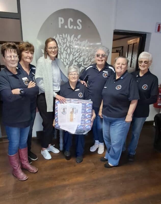 Van links is Delmarda Sinclair Swart, Jurina Els, Paula Butler (skoolhoof). Susie. Meyer, Matty Last, Corlia Lourens en Lida du Plessis met die oorhandiging van die sanitêre ware by Parys Christelike Skool. Foto: Verskaf