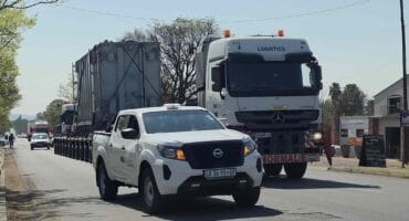 Die abnormale vrag wat Dinsdagoggend in Parys se hoofstraat gesien is. Foto: Liezl Scheepers