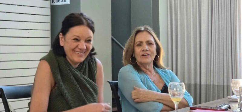 Gesoute skrywers, joernaliste en hartvriendinne Carla van der Spuy en Yolanda Barnard-Lemmer het die interaktiewe en leersame skryfwerkswinkel gelei. Foto: Liezl Scheepers