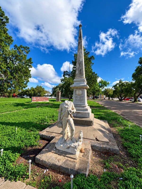 Die standbeeld van die burgerfiguur as deel van die ABO-monument waarvan
die kop afgekap is. (Foto: Ds Riaan Jansen van Vuuren)