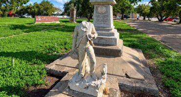Die standbeeld van die burgerfiguur as deel van die ABO-monument waarvan die kop afgekap is. (Foto: Ds Riaan Jansen van Vuuren)