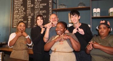 Andrew en Audrey van Piece of Parys Café saam met hul personeel, gemotiveerd om op stemdag 4 November hul kruisies te trek.
