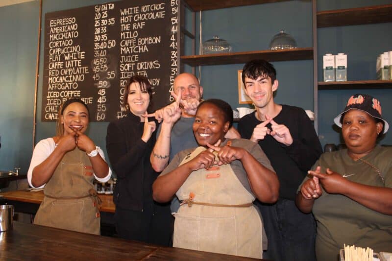 Andrew en Audrey van Piece of Parys Café saam met hul personeel, gemotiveerd om op stemdag 4 November hul kruisies te trek.