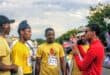 Antonio Farmer gesels met Working on Fire spanlede na afloop van die Parys Crater Street Mile. Foto: Lestrow Snap