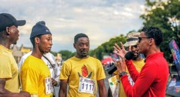 Antonio Farmer gesels met Working on Fire spanlede na afloop van die Parys Crater Street Mile. Foto: Lestrow Snap