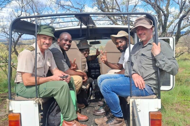 Op die foto is Gustav Engelbrecht (links) langs DEDECT se David Kunutu en Renier Terblanche (regs voor) tydens 'n besoek aan La Roche.
Foto: Verskaf
