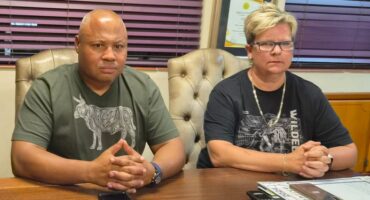Luitenant-kolonel Adams, polisiekommissaris van die Noordwes-provinsie, saam met kaptein Bonita Dry, waar hulle vroeër vanaand die media toegespreek het. Foto: Verskaf
