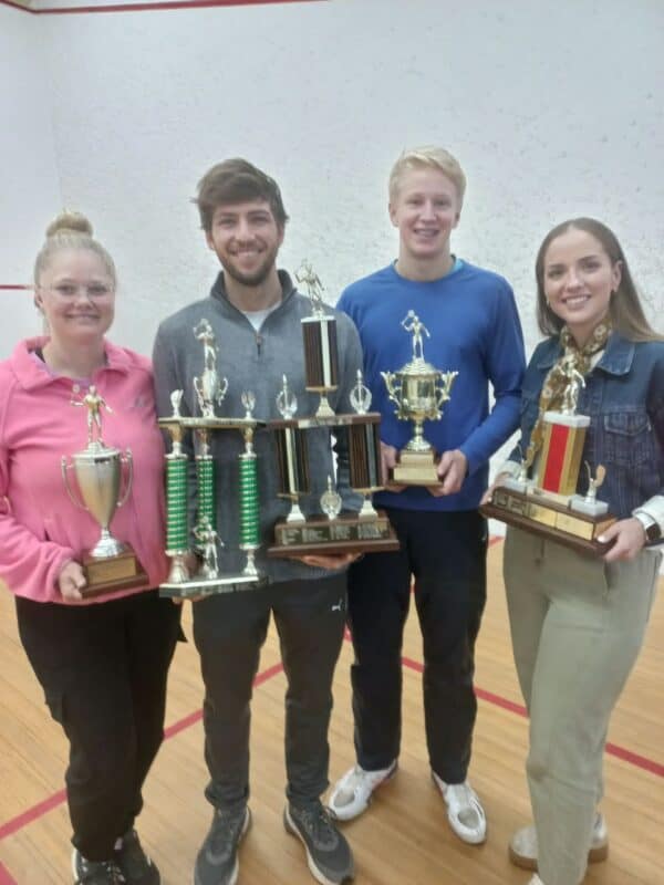 Caroline Prinsloo Reinhardt van Rhyn, Nicolas Cilliers en Almari Claassen met hul trofeë. Foto: Verskaf