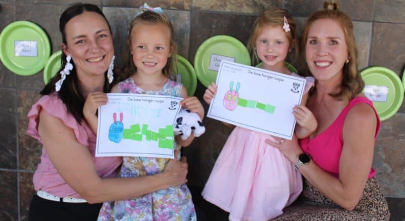 Van die nuwe graad R-leerders vir 2027 saam met hul mammas, is Chanelle en Isla Krüger saam met  Almarie en Melanie van Rooyen. Foto: Liezl Scheepers. 