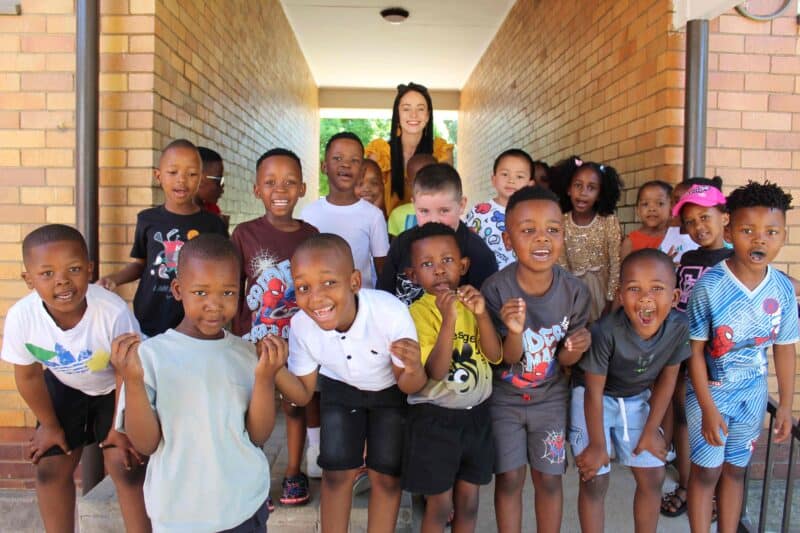 Opgewonde vir hul nuwe skooljaar het die graad eens van 2027 vanoggend kom inloer by Primêre Skool Parys. Foto: Liezl Scheepers