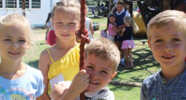 Van die nuwe gesiggies wat vanoggend kom inloer het by Primêre Skool Parys is Hannah Wood, Hesri Smit, Ryan de Beer en Lucas Labuschagne. Foto: Liezl Scheepers