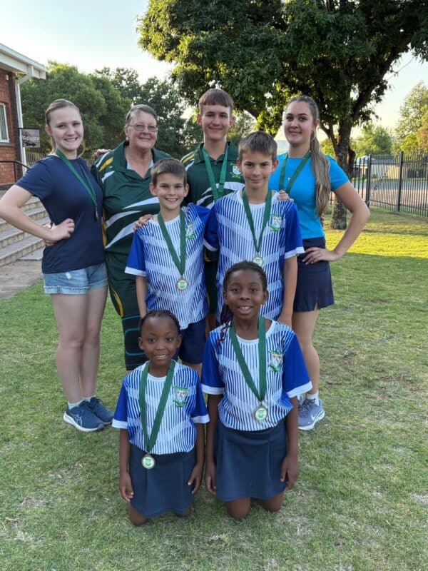 Spelers van Parys-ringtennisklub wat medaljes verower het by die SA Dubbels-kampioenskappe is voor Cadee-Grace & Kara Bampa. In die middelste ry is Mikhail Bampa en Declan Bampa . Agter is Aneri du Toit, Esther Goosen, Dewald Meyer en Sumia Visser. Johan en Christo Britz was afwesig met die neem van die foto.