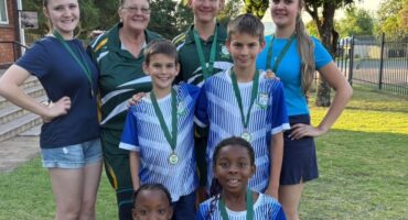 Spelers van Parys-ringtennisklub wat medaljes verower het by die SA Dubbels-kampioenskappe. Foto Verskaf
