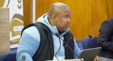 Die LUR vir COGTA, Saki Mokoena,, tydens sy beosek Woensdag aan Ngwthe om die intervensiespan uit te brei. Foto; COGTA