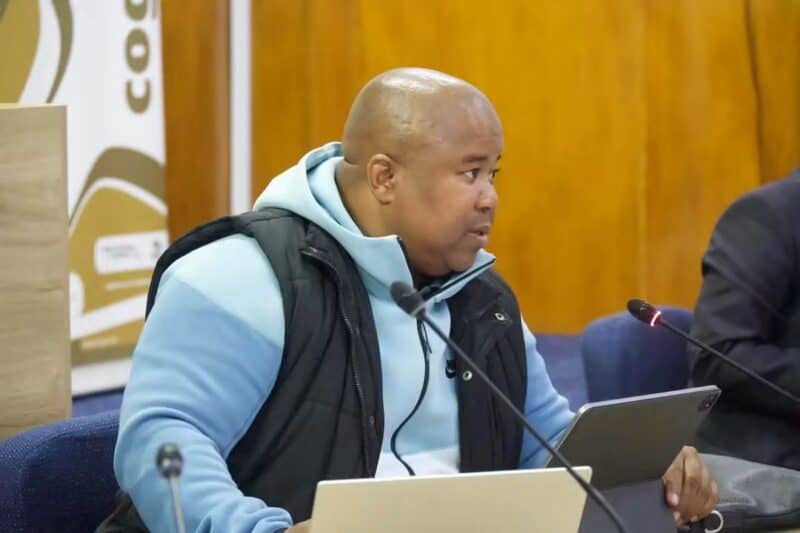 Die LUR vir COGTA, Saki Mokoena,, tydens sy beosek Woensdag aan Ngwthe om die intervensiespan uit te brei. Foto; COGTA