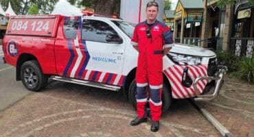 Tim Woodburn van ER24 Parys, was die paramedikus wat Saterdag tot die redding van 'n vrou gekom het wat herhaaldelik deur 'n swerm bye gesteek is. Foto: Liezl Scheepers