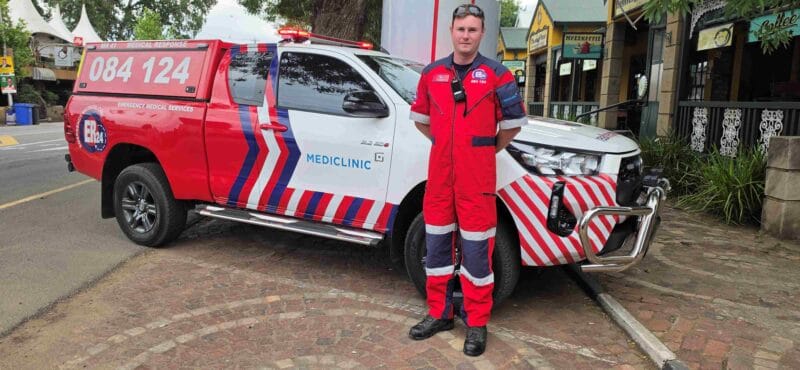 Tim Woodburn van ER24 Parys, was die paramedikus wat Saterdag tot die redding van 'n vrou gekom het wat herhaaldelik deur 'n swerm bye gesteek is. Foto: Liezl Scheepers