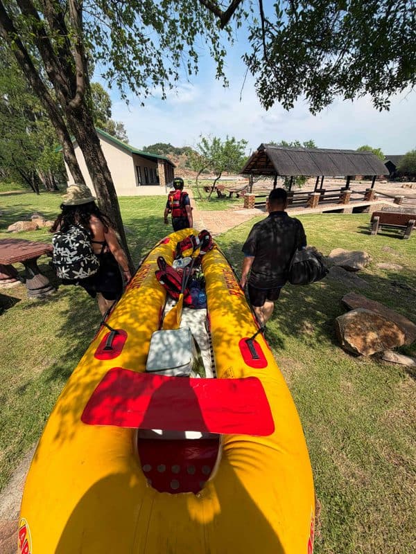 ER24 Parys het ook mediese bystand verleen tydens 'n praktiese opleidingsessie vir paramedikusstudente van die Johannesburgse Universiteit wat in die Vaalrivier by Parys gehou is. Foto: Verskaf